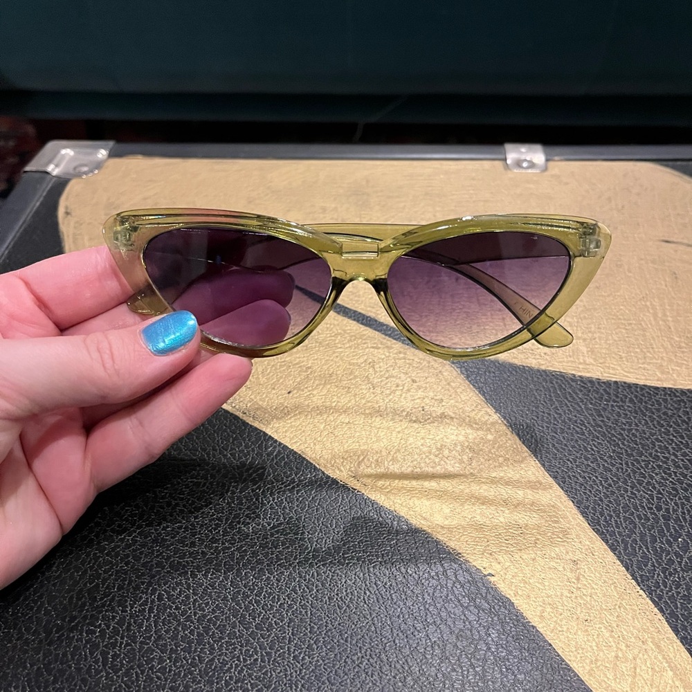 Stylish Green Cat-Eye Sunglasses
